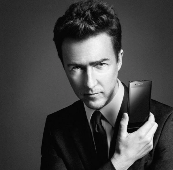Edward Norton ubiera się u Prady - smartfon LG Prada 3.0 zyskuje nową twarz