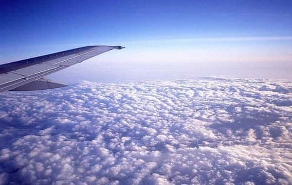 WiFi w samolotach - kiedy szybki internet stanie się standardem w chmurach?