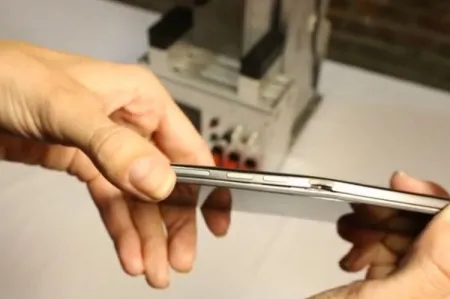 Samsung Galaxy S6 vs. Apple iPhone 6: test wytrzymałości