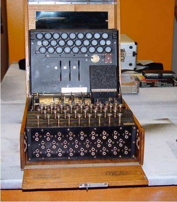 Enigma to wirnikowa, elektromagnetyczna maszyna szyfrująca stosowana przez Niemców w czasie II wojny światowej.