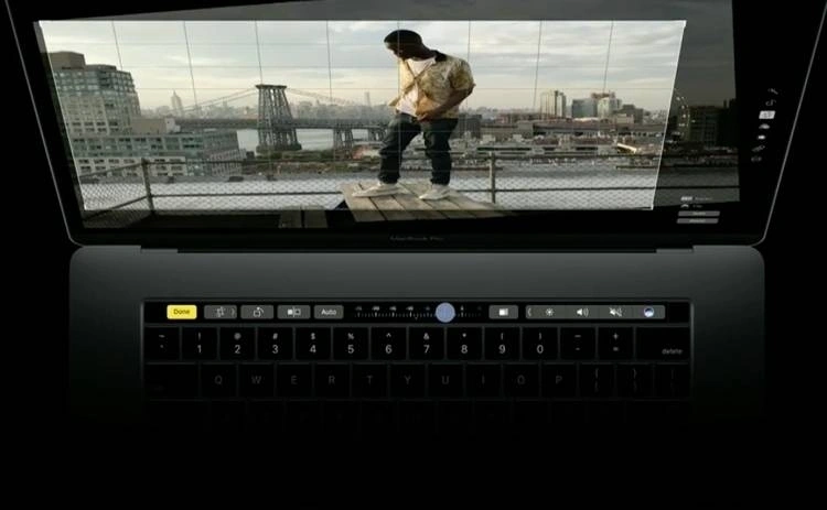 Nowy MacBook Pro z panelem OLED TouchBar oraz TouchID. Czy warto?