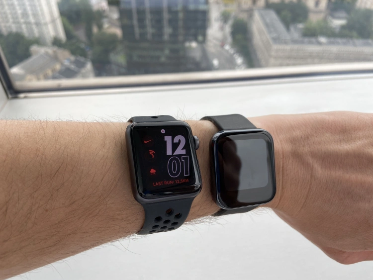 Realme Watch vs Apple Watch Series 3 (z lewej)