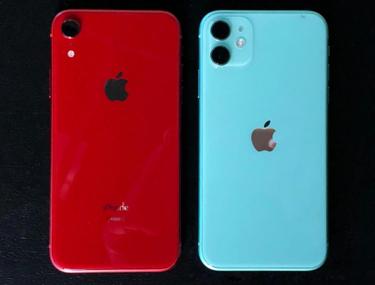 iPhone Xr (z prawej) i iPhone 11 (z lewej)
