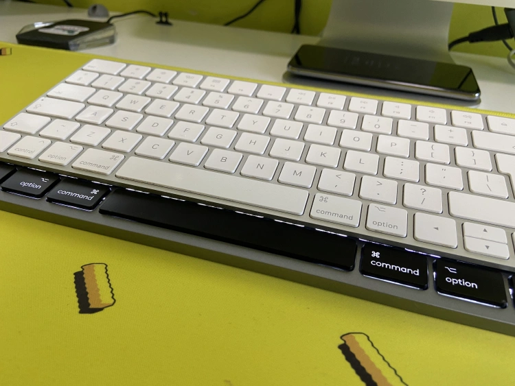 MX Keys for Mac I Apple Magic Keyboard - widoczne znaczne przesunięcie klawisza Option w MX Keys