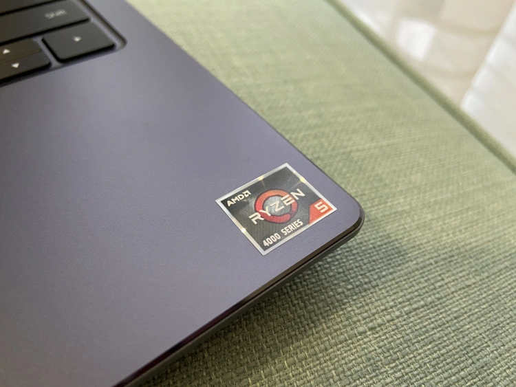Logo AMD Ryzen 4000 naklejone na pulpicie roboczym