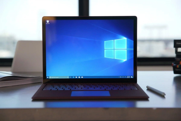 Surface Laptop z Windows 10
Źródło: PCWorld.com