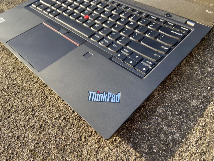 Logo ThinkPad na pulpicie roboczym