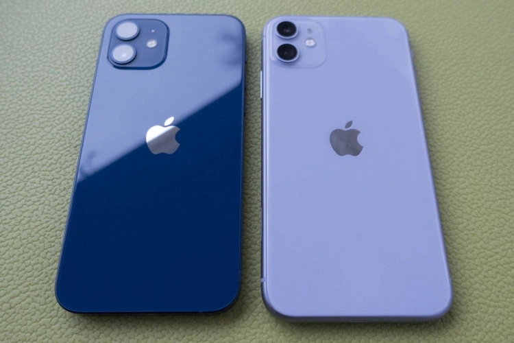 iPhone 11 (z lewej) jest znacznie tańszy od aktualnego iPhone'a 12
