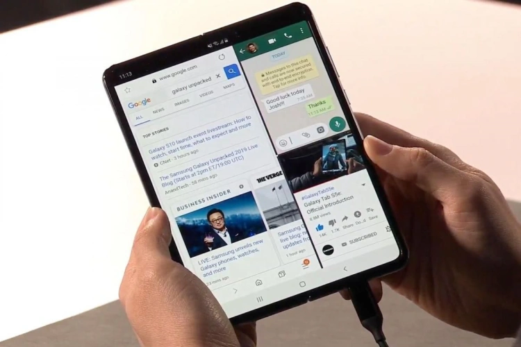 Samsung Galaxy Fold z trzema aplikacjami uruchomionymi jednocześnie