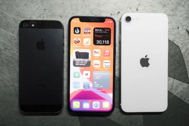 iPhone 12 mini obok iPhone 5 oraz iPhone 8