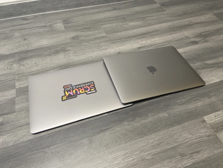 MacBooki Air z 2020 roku. Model z naklejką posiada procesor Intela
