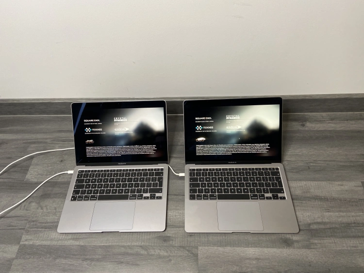 MacBooki Air podczas procedury testowej. Zgadniesz, który posiada procesor Apple M1?