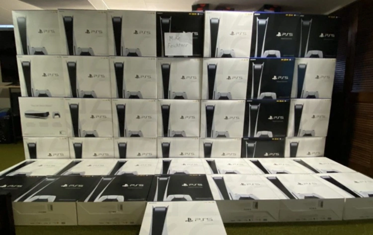 Oszuści wykupili już setki tysięcy konsol PS5 (zdjęcie: Reddit)