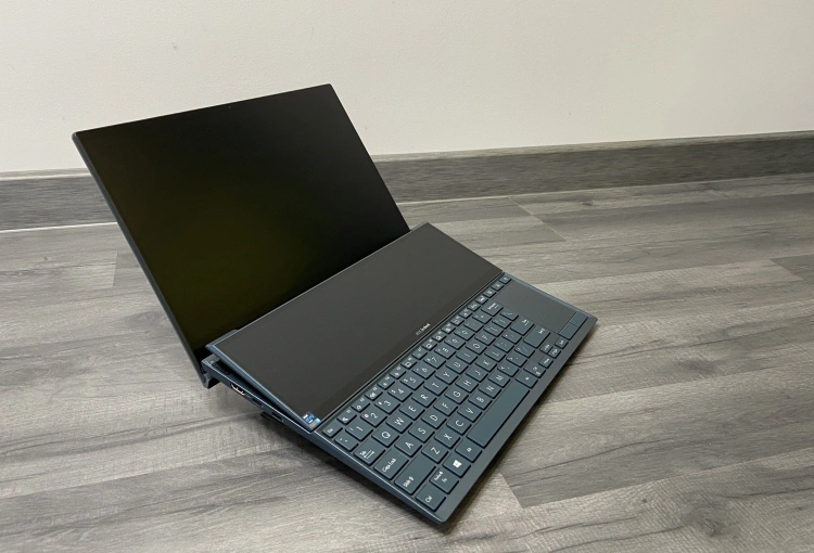 ZenBook Duo 14 ze stojakiem