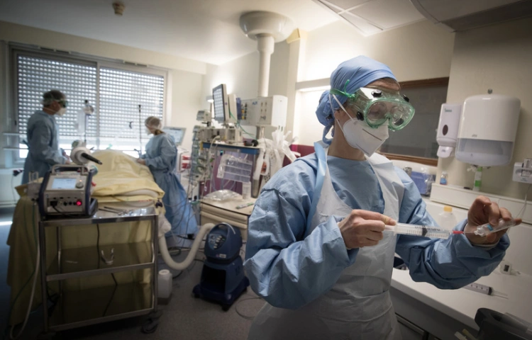 astrazeneca szpitale Francja szczepienia personel medyczny