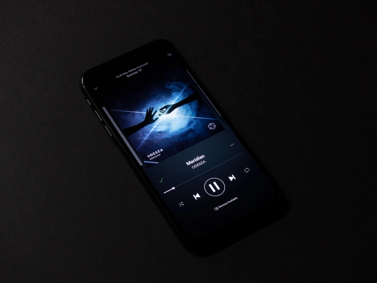 Aplikacja Spotify na iOS
Źródło: Lastovich/Unsplash
