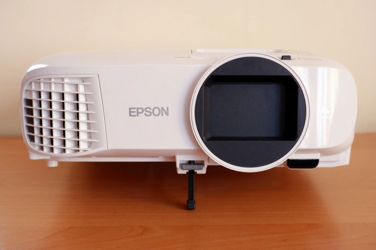 Epson EH-TW5700 - nowoczesny projektor dla rozrywki