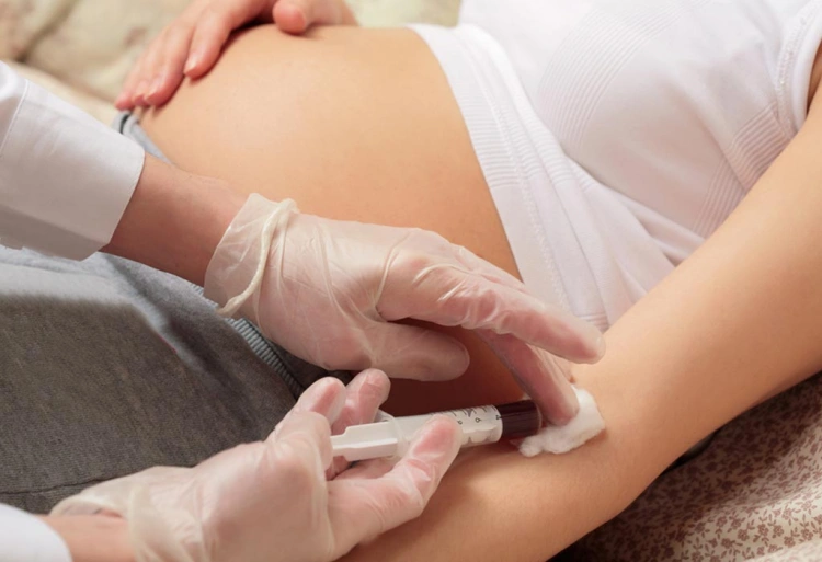 moderna kobiety w ciąży ciężarne szczepionki covid-19 zastrzyki zalecenia wielka brytania