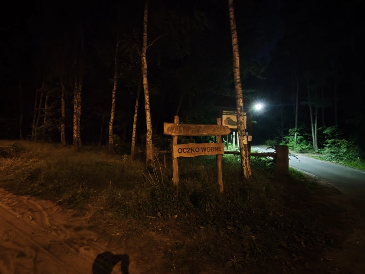 realme GT - zdjęcie w nocy z trybem nocnym; obiektyw ultraszerokokątny