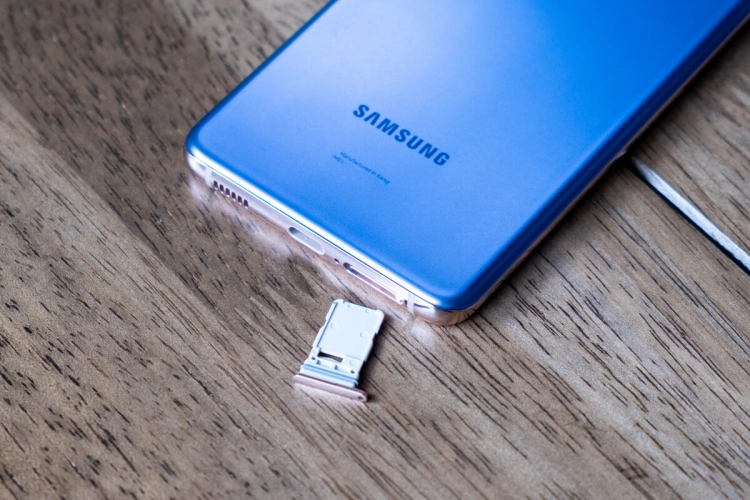 Samsung Galaxy S21 - без ридера для карт microSD