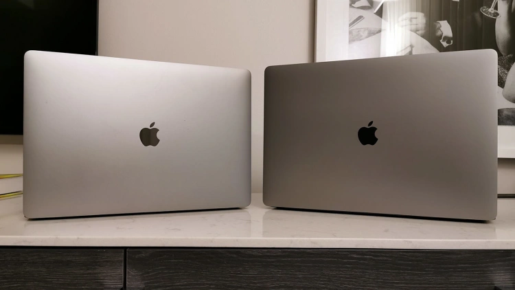 MacBooka Air w kolorze srebrnym (z lewej) oraz Space Gray (z prawej)
Źródło: Digital Arts
