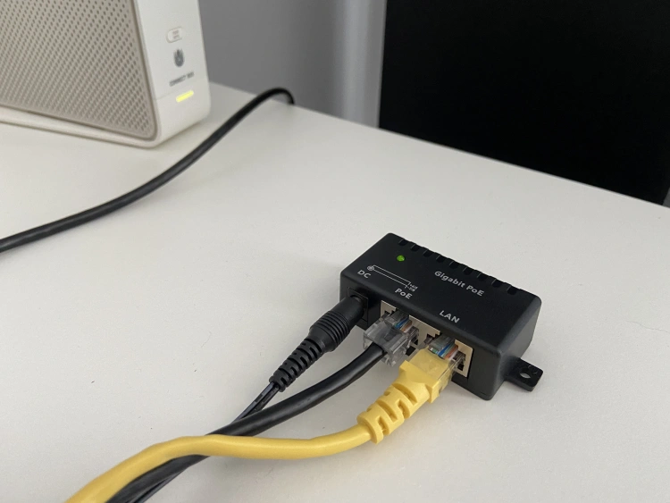 Podłączony do sieci adapter PoE