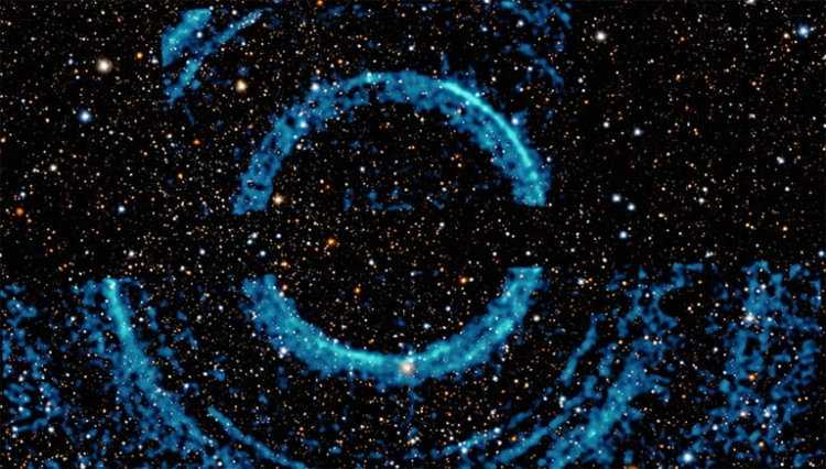 Niezwykła czarna dziura tworzy ogromne, świecące pierścienie promieniowania rentgenowskiego!