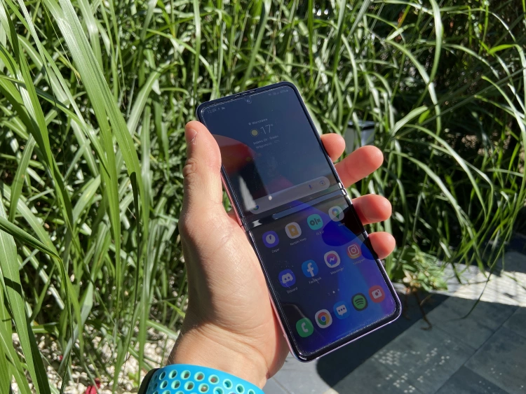 Rozłożony Galaxy Z Flip3 5G w dłoni
fot. Daniel Olszewski / PCWorld