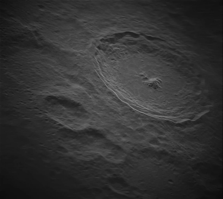 Niesamowicie szczegółowe zdjęcie krateru Tycho na Księżycu