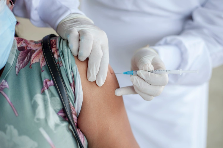 Trzecia dawka szczepionki - wszystko, co musisz wiedzieć