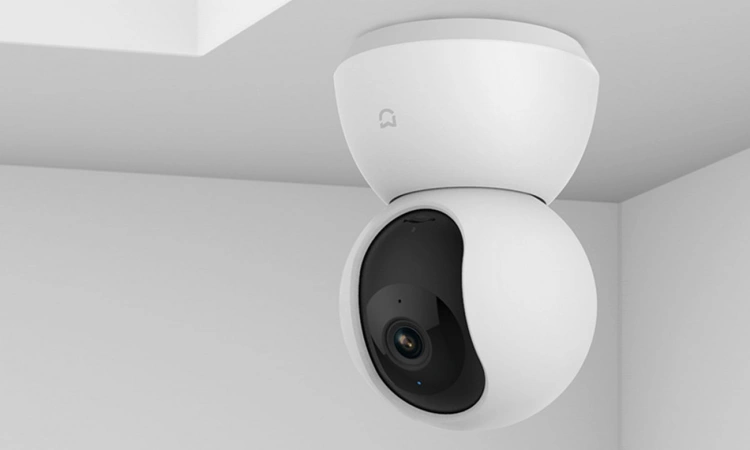Kamera Mi 360° Home Security Camera 2K Pro przymocowana do sufitu