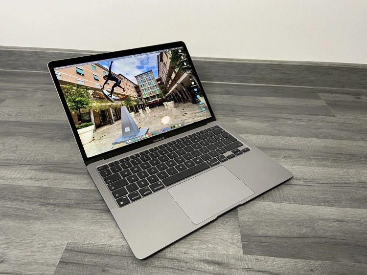 MacBook Air z procesorem Apple M1
fot. Daniel Olszewski / PCWorld