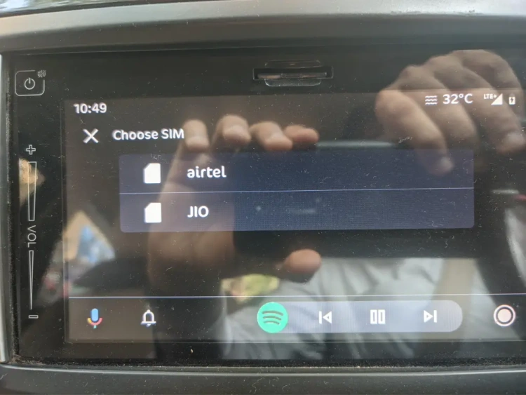 Obsługa Dual SIM w Android Auto
fot. u/abhi050291/ Reddit