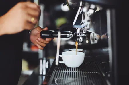 Na te ekspresy nie wydasz fortuny, a kawę zrobią ci wyśmienitą. Jaki ekspres automatyczny wybrać?