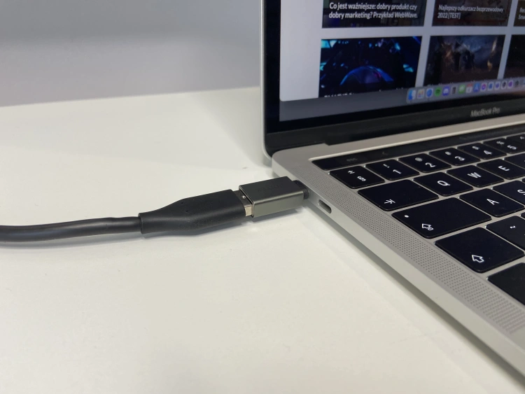 Posiadacze nowych laptopów muszą wyposażyć się w przejściówkę do USB Typu C
fot. Daniel Olszewski / PCWorld