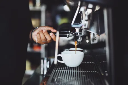 Jaki ekspres do kawy do domu wybrać, by parzyć najlepszą kawę? Oto najlepsze ekspresy dostępne w RTV Euro AGD [PORADNIK]