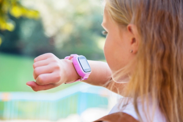 Nie wiesz co kupić dziecku na Mikołajki? Sprawdź najlepsze mini smartwatche dla najmłodszych