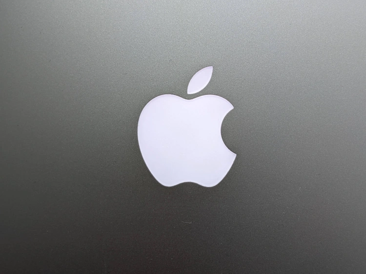 apple logo świecące macbook