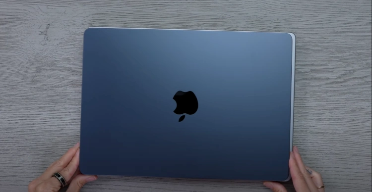 Pierwsze egzemplarze już w rękach kupujących! Najnowszy MacBook Air M2 jest już w sklepach - czy warto go kupić?