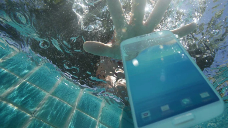 Co zrobić, gdy telefon wpadnie do wody? Podpowiadamy jak uratować smartfona przed zalaniem!