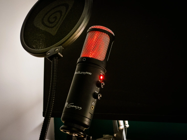 Sprawdziłem Genesis Radium 600. Czy to idealny mikrofon dla początkującego podcastera lub streamera?