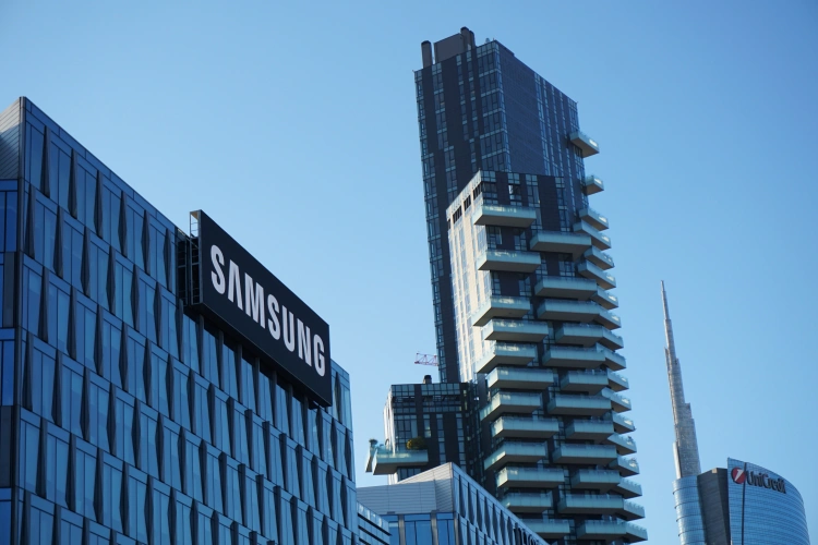 Budynek z logiem Samsung