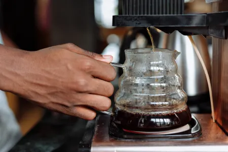 Ekspres przelewowy, czyli jak najłatwiej zaparzyć kawę alternatywną? Jaki ekspres do kawy wybrać?