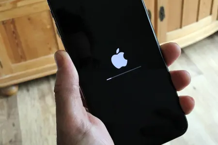 iOS 16: jak zaktualizować iPhone'a do najnowszej wersji systemu? Poradnik krok po kroku