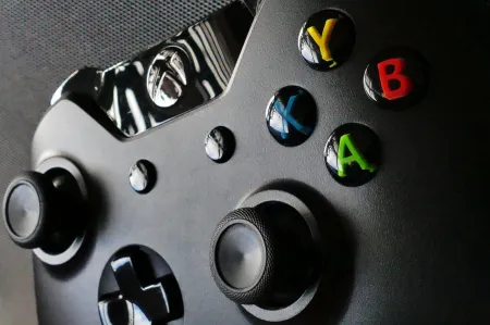 Gdzie tanio kupić pad (kontroler) do Xbox One i Xbox Series X/S? Sprawdzamy polskie sklepy