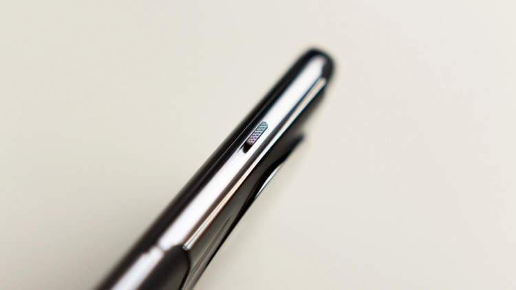 Smartfon OnePlus 11 w kolorze czarnym.