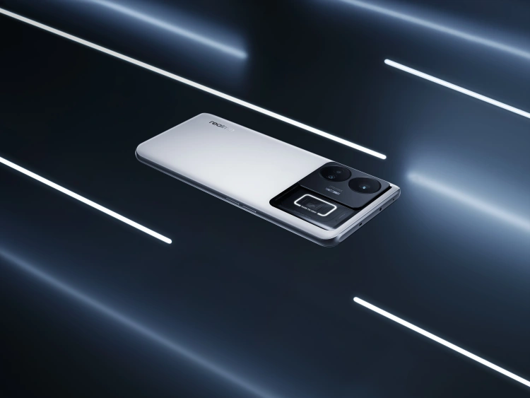 Smartfon Realme GT3 w kolorze białym oraz czarnym.