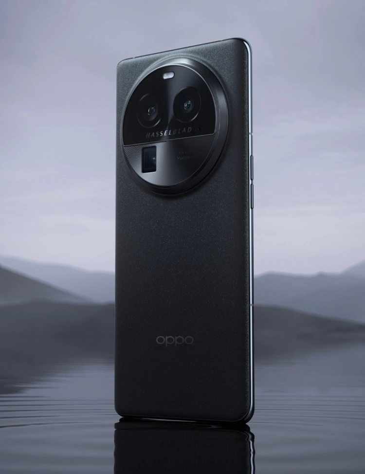 Smartfon OPPO Find X6 Pro w kolorze czarnym na tle jeziora.