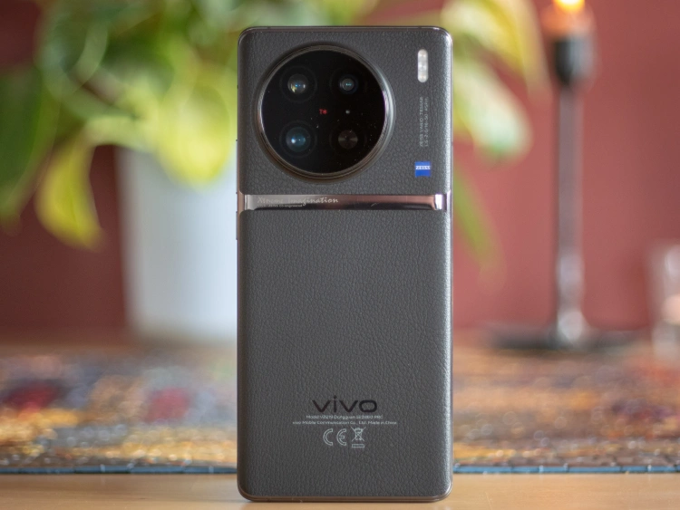 Smartfon Vivo X90 Pro w kolorze czarnym.