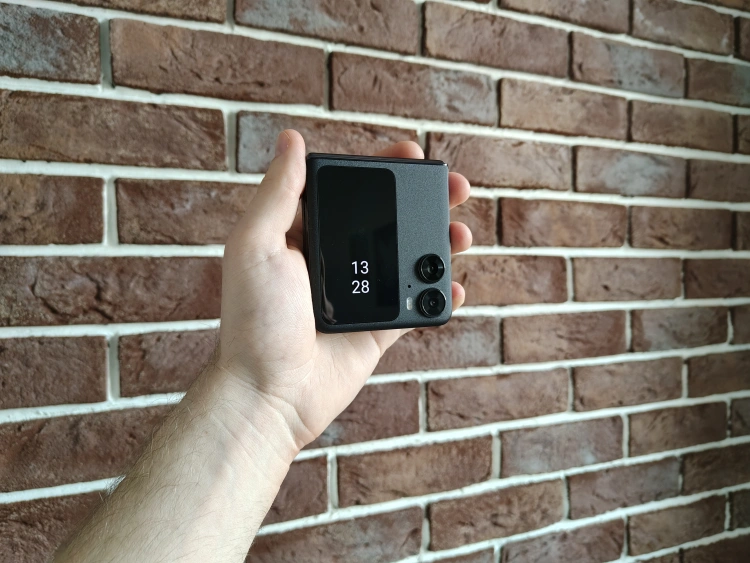 Smartfon OPPO Find N2 Flip w kolorze czarnym na tle ściany.